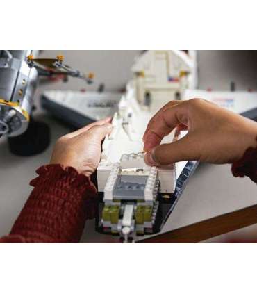 LEGO ICONS 10283 DISCOVERY SHUTTLE NASA