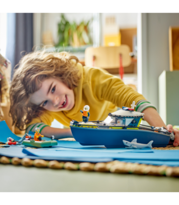 LEGO City Ujuva politseipaadi tagaajamine