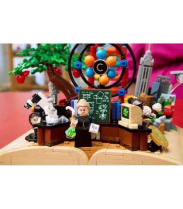 LEGO IDEAS 21355 The Evolution of STEM